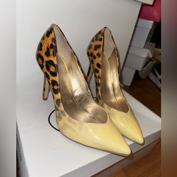 Pointed Toe Guess Heels - Picture 3 of 4